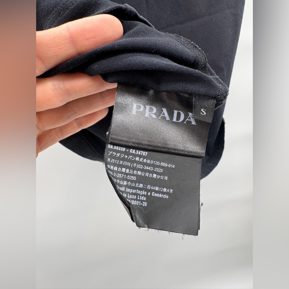 Prada V-neck Black T-shirt Small

there are defects, see photo - Picture 5 of 5